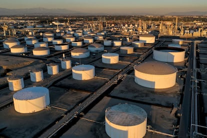 Tanques de crudo, en una refinería cerca de Los Ángeles (California, EE UU).