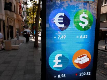 Cartel electrónico que muestra las cotizaciones de las divisas y el oro en una calle de Estambul, el pasado 31 de agosto