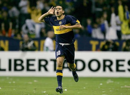 Riquelme festeja un gol con la camiseta de Boca Juniors