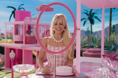 The actress Margot Robbie in the role of Barbie.