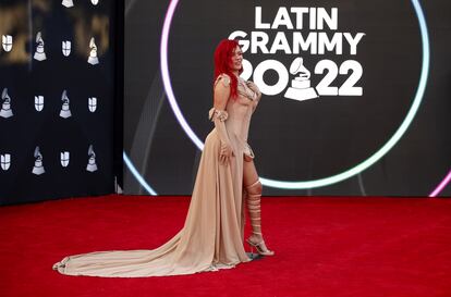 La cantante colombiana Karol G llega a los Grammy Latinos 2022.