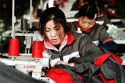 Unas mujeres trabajan en una fbrica textil de la ciudad de Suzhou, el pasado enero.