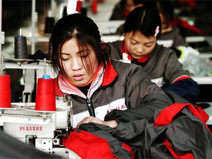 Unas mujeres trabajan en una fábrica textil de la ciudad de Suzhou, el pasado enero.