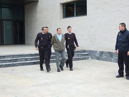 Veselin Vlahovic sale de los juzgados de Dénia (Alicante) esposado y escoltado por policías nacionales.