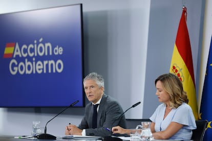 La ministra portavoz, Pilar Alegría, y el ministro del Interior, Fernando Grande-Marlaska, durante la rueda de prensa posterior a la reunión del Consejo de Ministros, este martes en Moncloa.