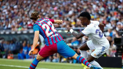 Vinicius hace un caño a Mingueza en el clásico del Camp Nou el pasado 24 de octubre.