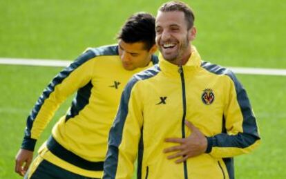 Soldado sonríe en el entrenamiento del Villarreal.