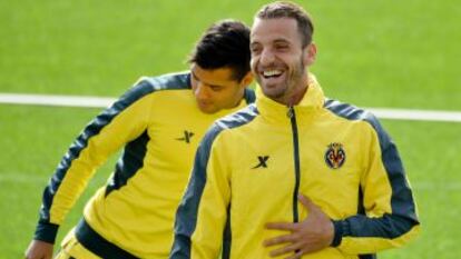 Soldado sonríe en el entrenamiento del Villarreal.