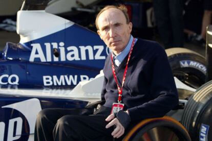 Frank Williams, junto a uno de sus bólidos.