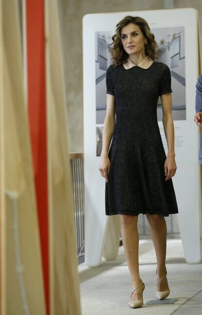 La Reina Letizia a su llegada a la sede del Colegio Oficial de Arquitectos, donde inauguró la exposición "Re-conociendo el patrimonio español en Europa" que organiza la Asociación Hispania Nostra. Lució un vestido con tela brillante y cuello babero, firmado por Nina Ricci y que ya lució en Bilbao el pasado abril.