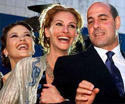 Catherine Zeta-Jones, Julia Roberts y Stanley Tucci, en el estreno de <i>America's sweetheart</i> en Los Ángeles.