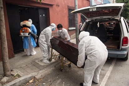 Empleados de una funeraria retiran el cuerpo de un hombre de 73 años mientras un miembro de la policía desinfecta la entrada de la casa donde vivía, en Ciudad de Guatemala. La familia esperó casi 36 horas para que el cuerpo fuera retirado. En el edificio de apartamentos donde vivía, la mayoría de personas guarda cuarentena por tener síntomas de coronavirus. El Ministerio de Salud llegaron al lugar para determinar la causa de la muerte del hombre. Guatemala se acerca a los 17.000 contagiados por coronavirus y hasta la fecha se confirman 727 muertes.