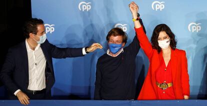 La presidenta de la Comunidad de Madrid, el alcalde de Madrid José Luis Martínez-Almeida (2i) y el secretario general del PP Teodoro García Egea, luego de conocer los resultados electorales de los comicios autonómicos madrileños el 4 de mayo de 2021.
