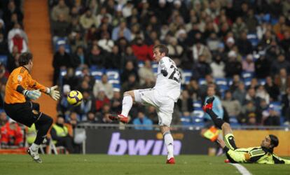 Van der Vaart marca su segundo gol al Zaragoza, el sábado pasado en el Bernabéu.