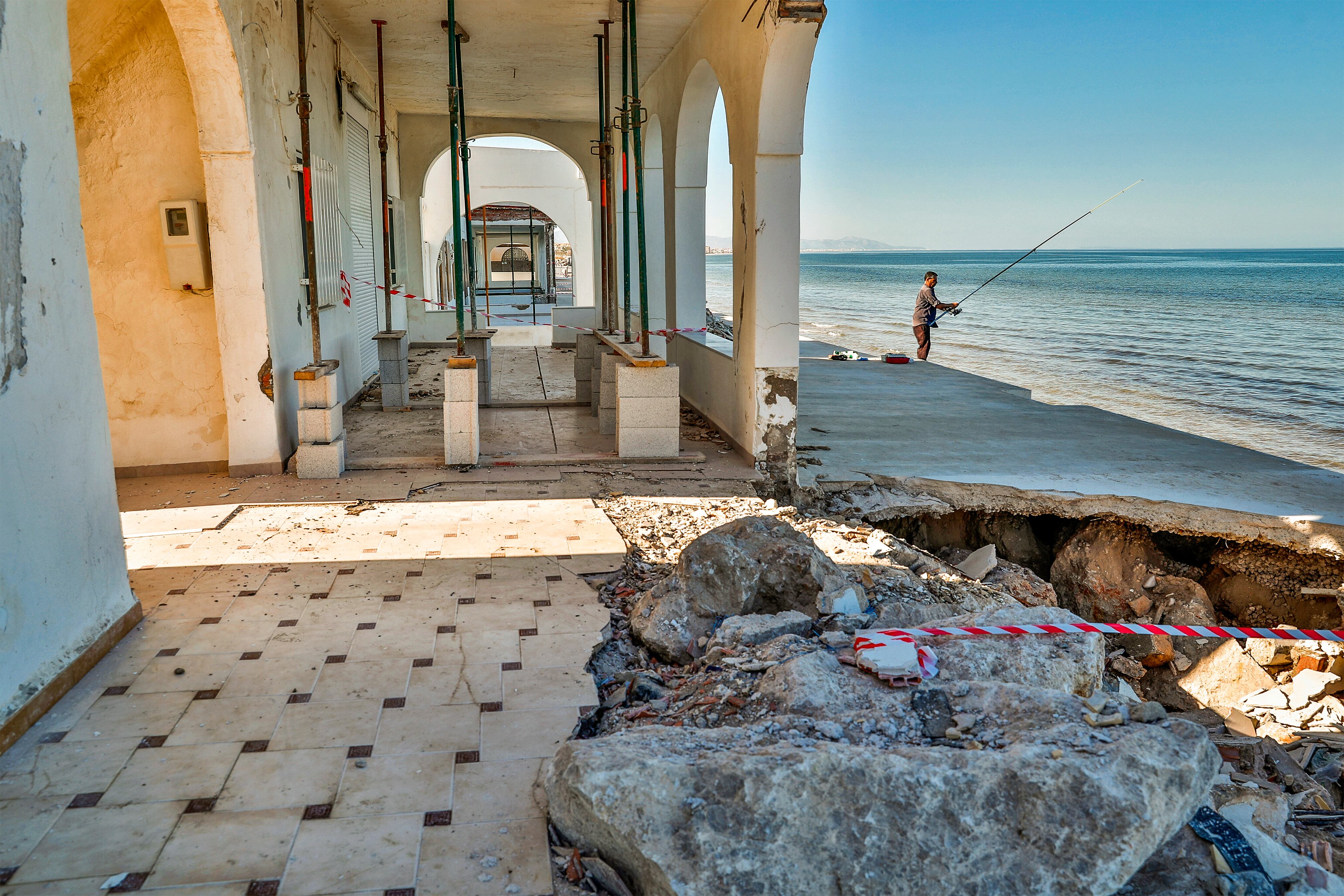 El Constitucional mantiene suspendida parte de la ley de costas valenciana que intenta frenar los derribos de las casitas del litoral