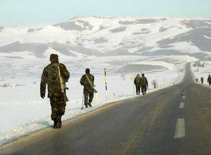 Soldados turcos patrullan una carretera en Yuksekova, cerca de la frontera con Irak.
