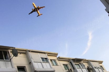 Un avión en el cielo sobre San Fernando de Henares.