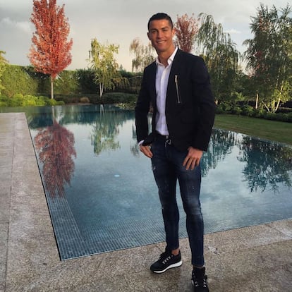 En Madrid, Cristiano Ronaldo vive en una residencia ubicada en la zona Los Lagos de la Finca de Pozuelo de Alarcón. Esta casa tiene 800 metros cuadrados de construcción y 3 mil de terreno; además de un amplio jardín, una piscina, siete habitaciones, spa, gimnasio y jacuzzi.