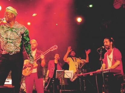 <span >El grupo durante una actuación en directo / Foto Almaabfrobeat</span>