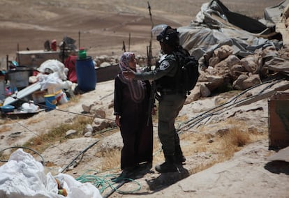 Una palestina discute con un soldado israelí durante la demolición de ocho edificios en Hebrón, en junio de 2020.