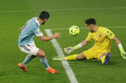 Nolito define ante Álvaro Fernández para abrir el marcador, este miércoles en Balaídos.