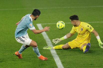 Nolito define ante Álvaro Fernández para abrir el marcador, este miércoles en Balaídos.