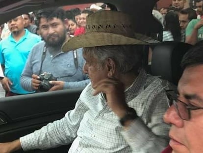 El periodista mexicano Ernesto Méndez durante una visita a Guanajuato del presidente de México, Andrés Manuel López Obrador