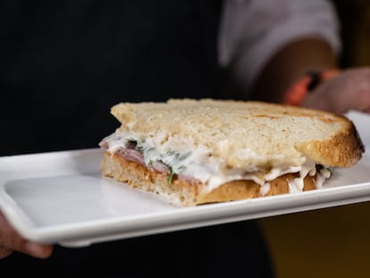 El sándwich del Bar Eme, cuya salsa es secreta, es toda una institución en Bilbao.