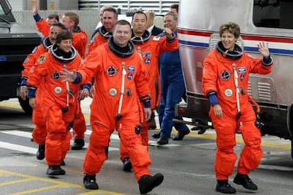 Los tripulantes del <i>Discovery</i> llegaron puntualmente a la rampa de lanzamiento y después de que un equipo técnico revisara sus trajes, se situaron en sus puestos en la cabina de la nave.