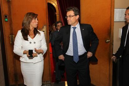 Sánchez-Camacho y Mas, en el Parlament.