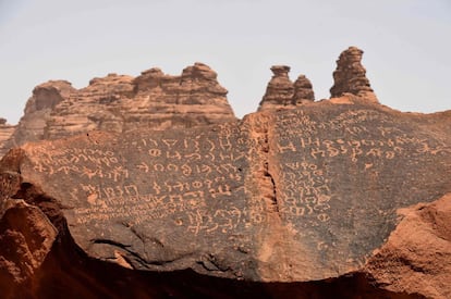 Detalhe de inscrições em arenito no complexo arqueológico de Al-Hijr, perto de Al-Ula (Arábia Saudita). Os túmulos, alguns com inscrições pré-islâmicas e desenhos como cenas de caça, são o legado da tradição artística dos nabateus.