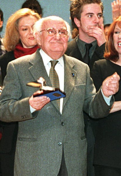 Luis Barbero al recoger el Premio José María Rodero otrogado por la Unión de Actores, en febrero de 2000.