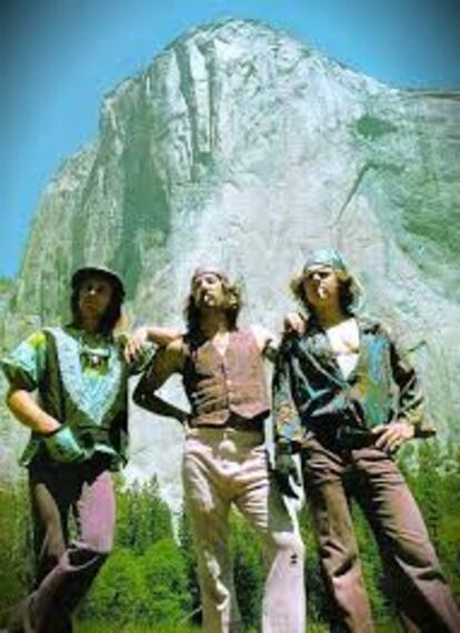 Jim Bridwell (c) frente al Capitán, Yosemite, junto a Billy Westbay (d) y John Long, en 1975.