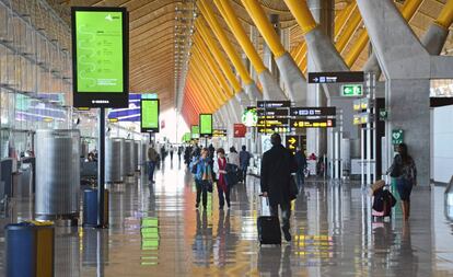 Viajeros en la terminal 4 del aeropuerto madrile&ntilde;o de Barajas.