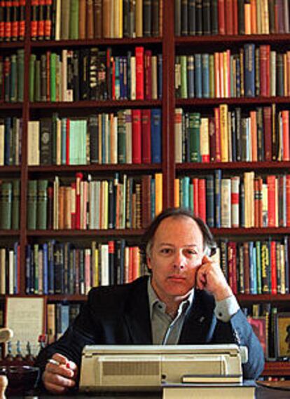 Javier Marías, en su casa de Madrid.