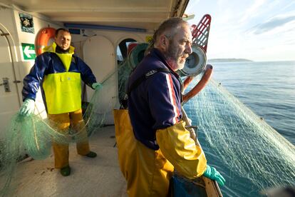 El patrón del 'Silvia i Panollet' junto a uno de sus marineros a bordo de la embarcación en una jornada de pesca.