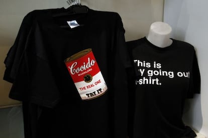 Una camiseta con la lata de cocido que parodia las 'Latas de sopa Campbell' de Warhol.