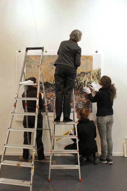 El equipo de la Galería Bárbara Gross monta una de las obras de la feria de Arco.