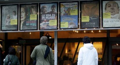 La entrada de un cine espa&ntilde;ol en 2004. A la derecha se ve el cartel de &#039;Mar adentro&#039;.