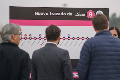 Gabriel Boric observa el nuevo trazado de la Linea 9 del Metro.