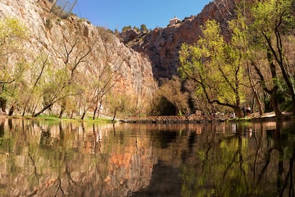 El lago en el parque-jardín histórico del Monasterio de Piedra.