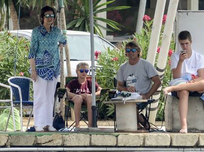 De izquierda a derecha: la reina Sofia, Irene Urdangarín, un monitor de wakeboard, y Juan Urdangarin, en Alcúdia (Mallorca).