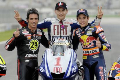 Elías, Lorenzo y Márquez celebran sus títulos en las cilindradas de Moto2, Moto GP y 125cc, respectivamente.