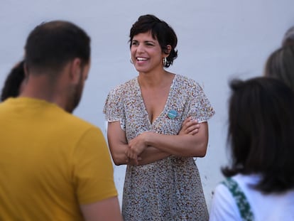 La candidata a la Junta por Adelante Andalucía, Teresa Rodríguez, durante un acto en la plaza de La Encarnación, en Sevilla.