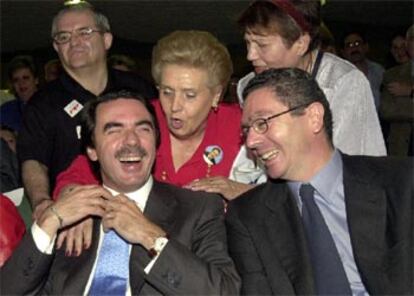 El presidente del Gobierno, José María Aznar, y el presidente de la comunidad de Madrid, Alberto Ruiz Gallardón, ríen durante un acto con personas mayores organizado en la Casa de Campo de Madrid