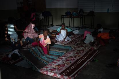 Niños desplazados por la guerra entre bandas en Puerto Príncipe (Haití) fueron recibidos en un albergue católico, el sábado pasado.