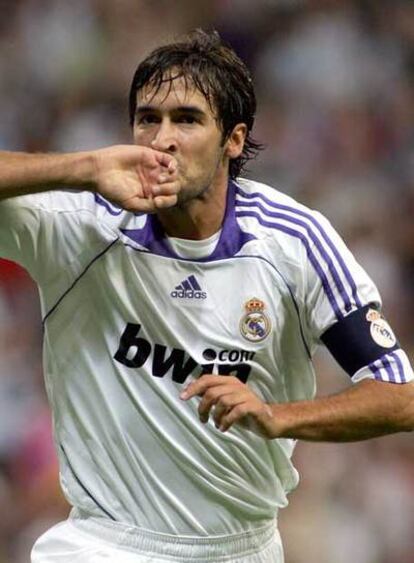 Raúl celebra un gol.