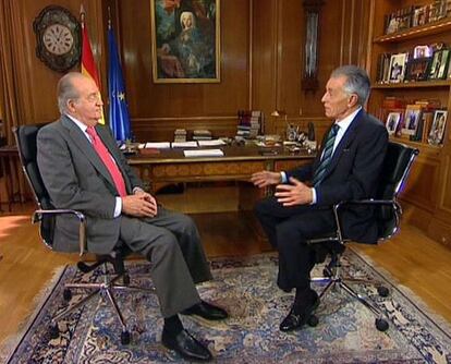 Don Juan Carlos, en un momento de su entrevista con el periodista Jesús Hermida.