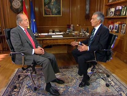 Don Juan Carlos, en un momento de su entrevista con el periodista Jes&uacute;s Hermida.