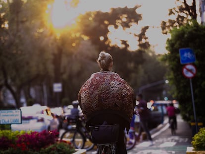 A young foreigner on a bicycle in Mexico City.